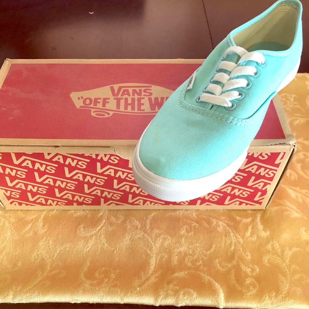 NWB NEW off the wall ladies sneaker 7.5